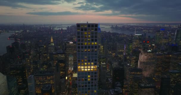 Alacakaranlık vakti büyük şehrin havadan panoramik görüntüsü. Modern şehir semtindeki büyük ofis gökdelenleri. Manhattan, New York City, ABD — Stok video