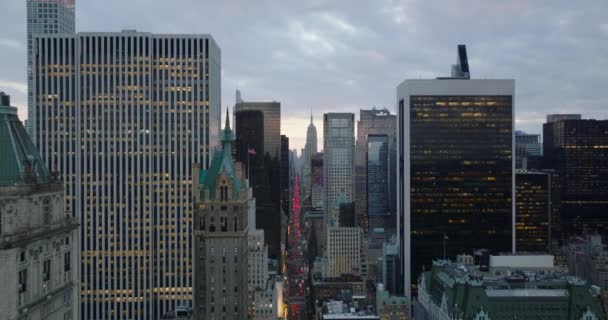 Vista elevata del lungo rettilineo 5th avenue. Edifici commerciali contro il cielo del tramonto. Manhattan, New York, USA — Video Stock