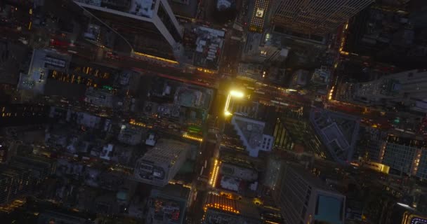 Os pássaros aéreos olham em cima de cima para baixo vista das ruas da cidade da noite. Ruas movimentadas no centro ao entardecer. Manhattan, Nova Iorque, EUA — Vídeo de Stock