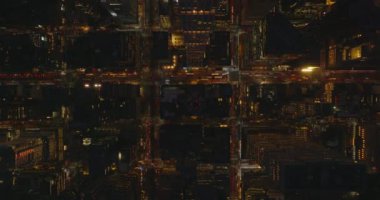 Havadan kuşların gözü şehir merkezindeki akşam manzarasında. Modern apartman gökdeleninin üzerinden uç. Manhattan, New York City, ABD