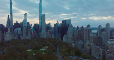 Central Park 'ın etrafındaki gökdelenleri kaydır ve tara. Parktaki ağaçların yaprakları sonbahar renginde. Manhattan, New York City, ABD