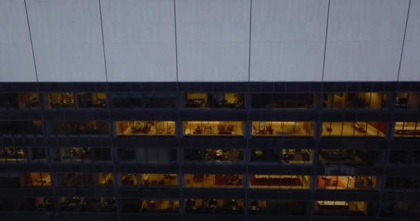 Vue sur l'intérieur du bureau à travers les fenêtres. Ascendant incliner vers le bas des images de gratte-ciel d'affaires dans la ville. Il s'élève au-dessus du toit. Manhattan, New York, États-Unis — Video