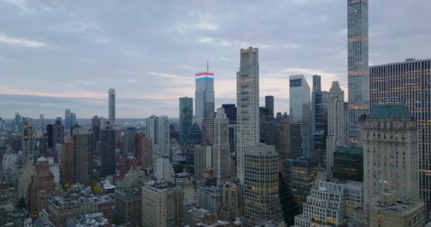 Backwards descending view of buildings in city centre at dusk. High rise buildings around Central park. Manhattan, New York City, USA — 图库视频影像