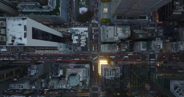 Pájaros aéreos ojo arriba hacia abajo panorámica vista del atasco de tráfico en la avenida y las calles circundantes en el centro. Manhattan, Nueva York, Estados Unidos — Vídeos de Stock