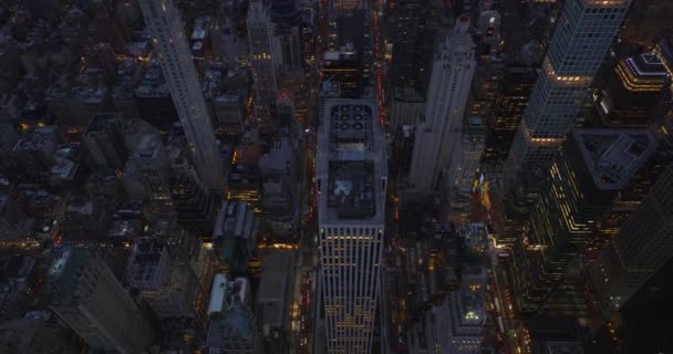 夕方の街の高角度ビュー。都市のバラの高層オフィスビル。光の建物や通り。米国ニューヨーク市マンハッタン — ストック動画