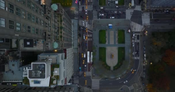 Flyg fåglar ögon ovanför toppen ner panorering skott av livliga gator och vägskäl vid Pulitzer och Grand Army Plaza. Manhattan, New York City, USA — Stockvideo