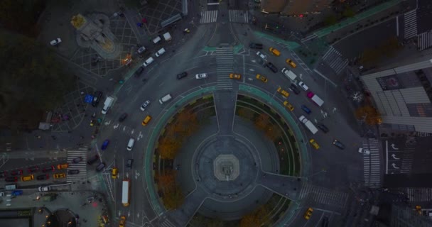 Oko ptaka z lotu ptaka nad głową widok na korki w Columbus Circle. Ważne skrzyżowanie w centrum miasta z wysokości. Drzewa jesiennego koloru wokół. Manhattan, Nowy Jork, USA — Wideo stockowe
