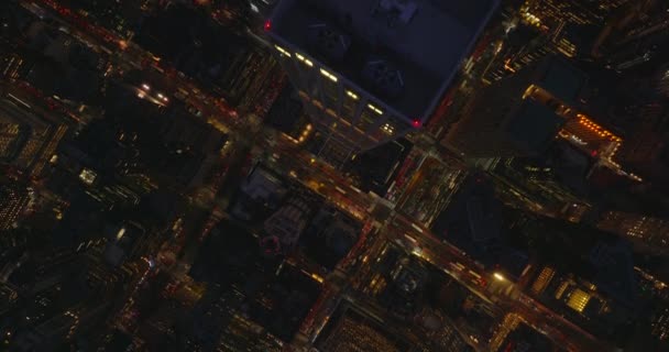 Aerial birds eye overhead top down footage of downtown at night. Fly above tall modern apartment skyscraper. Manhattan, New York City, USA — Stock Video