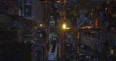 Hava kuşları şehrin düzenli olarak düzenlenmiş caddelerindeki trafiği yukarıdan aşağı doğru görüyorlar. Yüksek binaların blokları. Manhattan, New York City, ABD