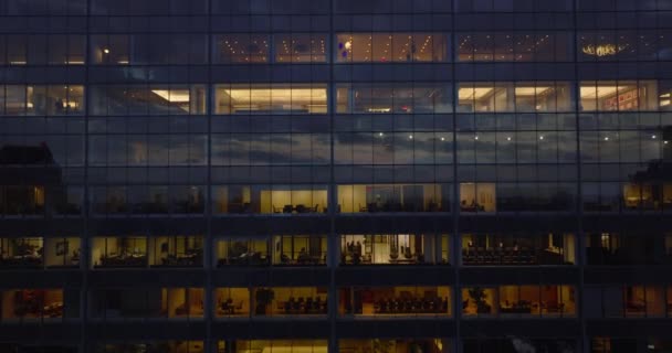 Vista de interiores de escritório em arranha-céus de negócios modernos. Revelação para trás de edifícios altos circundantes do centro da cidade. Manhattan, Nova Iorque, EUA — Vídeo de Stock
