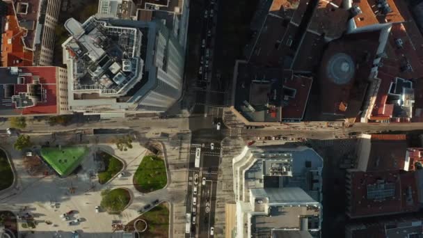 Aves aéreas vista desde arriba hacia abajo vista ascendente del tráfico en Torre de Madrid en la Plaza de España a la hora dorada. Coches y peatones en el centro de la ciudad. — Vídeos de Stock