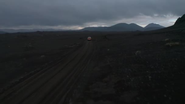 Aves vista coche viajando solo en camino a través de la naturaleza del paisaje icelandés. Vista aérea 4x4 vehículo explorar Islandia destino remoto. Seguridad y protección. Aventura y exploración — Vídeos de Stock