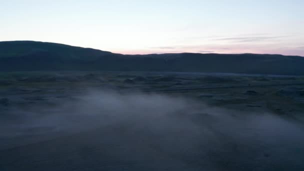 Niebla niebla vista aérea de la dramática campiña en Islandia. Paisaje sombrío vista otoñal de las tierras altas de hielo. Increíble en la tierra — Vídeos de Stock