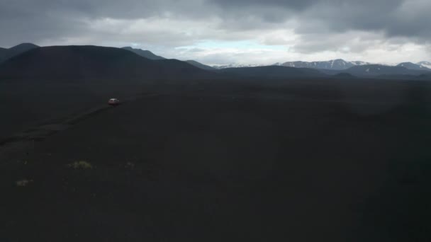 Drone view suv offroad in Lakagigar black vulcanic desert in Iceland Skaftafell national park. Aves olho veículo 4x4 acelerando em terreno de lava preta em terras altas icelândicas. Aventura e exploração — Vídeo de Stock