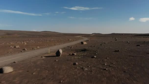 Carro vista aérea dirigindo em deserto planaltos pedregosos na Islândia. Drone ver veículo 4x4 acelerando off road explorando natureza selvagem icelandic campo. Seguro comercial. Liberdade e exploração — Vídeo de Stock