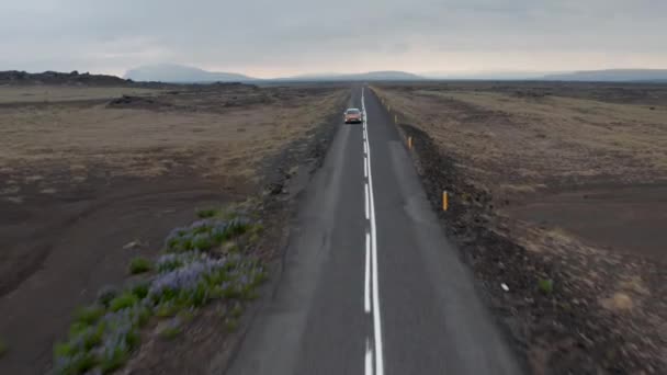 Aerial view car driving along the most important highway of Iceland, the Ring Road that runs all around island. Drone view car exploring wilderness icelandic highlands. Freedom concept — 图库视频影像