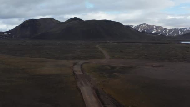 Birds olho 4x4 carro condução offroad na Islândia. Vista aérea do parque nacional Skaftafell majestosa paisagem lunar de terras altas de musgo verde e montanhas altas nevadas pico. Incrível na natureza — Vídeo de Stock
