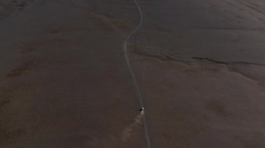 İzlanda 'nın ücra bir kırsalındaki tozlu çölde 4x4' lük otoyol manzarası. Kayalık çöl ve off-road arabasıyla ıssız otoban manzarası