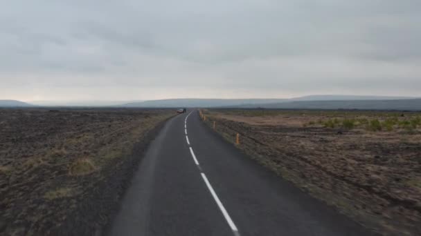 Letecký pohled na Ring Road, nejdůležitější dálnici na Islandu běží kolem ostrova. Drone View auto zastavilo na okruhu dálnice. Ptačí oko se dívá na panoramatickou icelandskou vysočinu. Koncept divočiny — Stock video