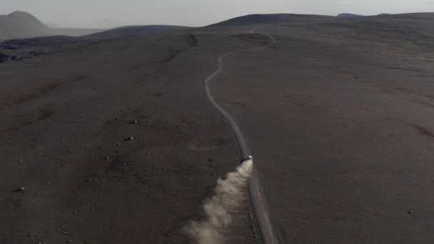 High angle view off road car driving motorway isolated desert rock highlands in Iceland. Aerial view icelandic landscape of amazing countryside with vehicle driving highway. Freedom and exploration — Vídeo de Stock