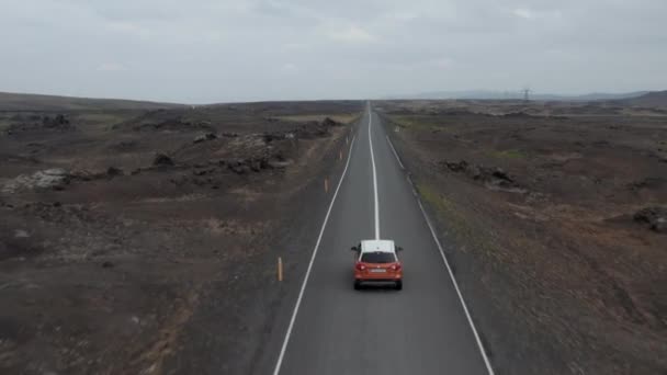 Drone view 4x4 vehicle driving highway in remote rocky desert in icelandic countryside. Aerial view icelandic landscape of amazing countryside with vehicle driving motorway. Insurance concept — 图库视频影像