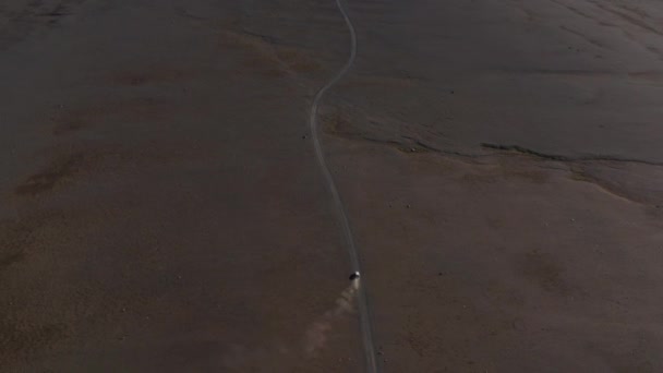 위에서 내려다보면 4X4 차량 이 울퉁불퉁 한 사막의 시골 지역에서 고속도로를 운행하고 있다. 바위투성이 의사 막 이 있는 고지대를 머리 위에서 바라보고, 차를 타고 외딴곳으로 차를 몰고 가는 모습 — 비디오