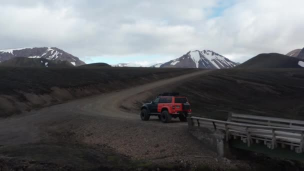 Drone view jeep car parked on dirt road in Iceland countryside. Expedition and adventure. Aerial view of a offroad vehicle stopped on a trail in icelandic highlands ready to discover wilderness — 图库视频影像