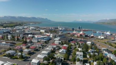 Reykjavik şehir merkezi ve şehir merkezi yakınlarındaki eski limanın havadan görüntüsü. Kuşların gözü, renkli çatıları ve kıyı şeridi olan İzlanda başkentinin panoramik manzarasında. Seyahat tutkusu