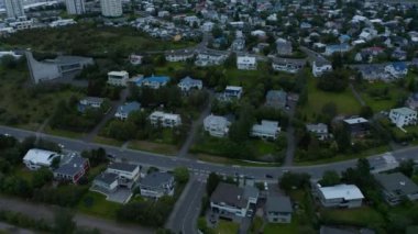 Ülkenin en büyük kargo limanı olan Reykjavik, İzlanda 'daki Sundahofn limanının kuş bakışı görüntüsü. Kargo limanıyla İzlanda 'nın başkentinin insansız hava aracı görüntüsü. İçeriye ve Dışarıya Aktar