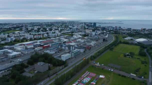 Widok z lotu ptaka na wybrzeże Reykjaviku, stolicy Islandii i najbardziej wysuniętej na północ stolicy świata. Widok drona dzielnicy Reykjavik i dzielnicy handlowej — Wideo stockowe