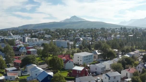 Birds eye top view of the colorful rooftop and the urban panorama of Reykjavik, capital city of Iceland. Drone view of amazing landscape of Reykjavik downtown with mountains in background — 图库视频影像