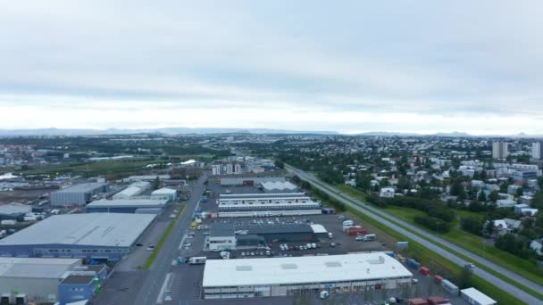 Κηφήνας άποψη του πανοράματος του Ρέικιαβικ, πρωτεύουσα της Ισλανδίας και βορειότερη πόλη στον κόσμο. Πανοραμική εναέρια άποψη της γειτονιάς και των βουνών στο παρασκήνιο με βιομηχανική περιοχή — Αρχείο Βίντεο
