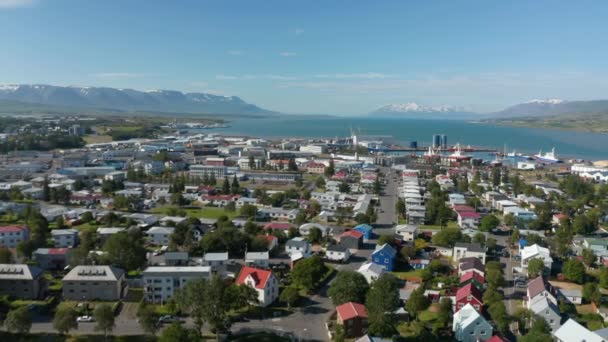 Vogels uitzicht op Reykjavik, hoofdstad en grootste stad van IJsland, aan de kust van Faxafloi Bay. Luchtfoto van de oude haven in de buurt van het stadscentrum, voornamelijk gebruikt door vissers en cruiseschepen — Stockvideo