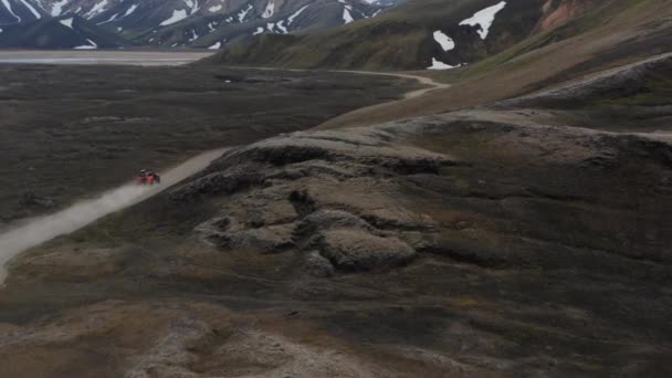 Vista aérea 4x4 vehículo explorar Islandia destino remoto. Seguridad y protección. Aventura y exploración. Coche offroad drone vista conducción camino fangoso en Islandia. Seguros comerciales — Vídeos de Stock