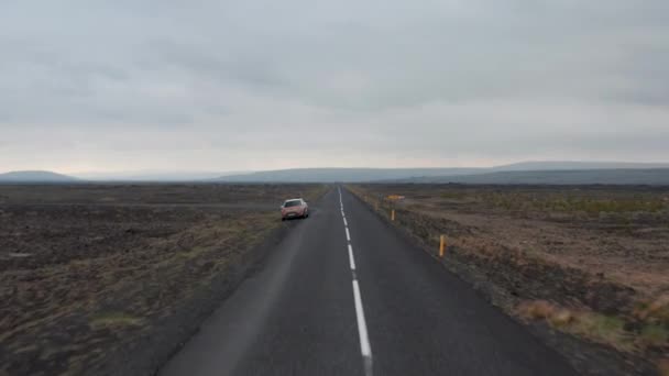 Drone näkymä auto pysähtyi pitkin Ring Road, valtatie, joka kulkee ympäri Islantia ja yhdistää suurimman osan asuttujen osien maassa. Etsintä ja seikkailu. Panoraama Islantilainen maaseutu — kuvapankkivideo