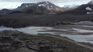 İzlanda 'nın muhteşem hava manzarası. Popüler turist eğlencesi. Meşhur seyahat yeri. İzlanda dağlarının çarpıcı ay manzarasının insansız hava aracı görüntüsü