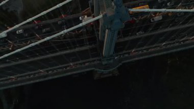 Manhattan Köprüsü 'nde yoğun trafik var. Şehir manzarasını gün batımına karşı yukarı kaldır. Manhattan, New York City, ABD