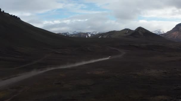 Top uitzicht op Skaftafell nationaal park in IJsland, met gletsjer meer en besneeuwde hoge bergen piek met auto rijden snel offroad. Drone uitzicht op spectaculaire ijslandse hooglanden. Reisbestemming — Stockvideo