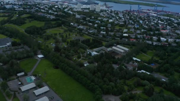Vista de ángulo alto del barrio de Reykjavik y el centro. Vista aérea de la capital de Islandia. Destino de viaje. Wanderlust. Reikiavik es la capital más septentrional de un estado soberano — Vídeo de stock