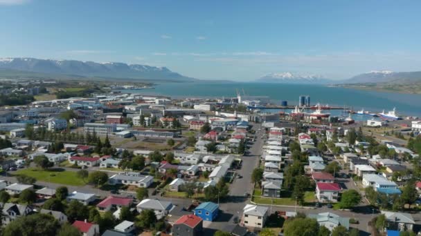 시내에 있는 레이캬비크 시의 높은 각도에서 색깔있는 지붕이 보인다. 아름다운 눈덮인 산들이 뒤덮여 있는 아이슬란드 의수도 의해 안 선 꼭대기의 전경 — 비디오