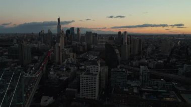 Akşam karanlığında Brooklyn şehir merkezinin hava panoramik görüntüleri. Köprülerden çıkan yoğun yollar ve şehirdeki apartmanların yüksek katlı ofisleri. Brooklyn, New York City, ABD