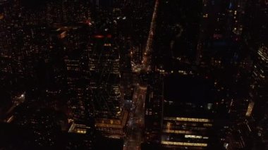 Yüksek açılı gece manzarası. Araba ışıklarıyla aydınlatılmış uzun düz bir sokak. Manhattan, New York City, ABD