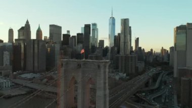 Brooklyn köprüsünün üzerinden uçun. Yol trafiği çok yoğun. Modern yüksek binalar. Manhattan, New York City, ABD