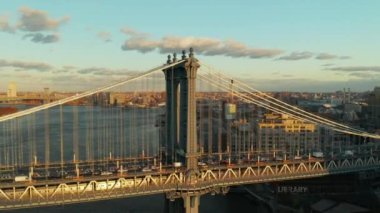 Akşam güneşinde çeşitli trafiği olan çift katlı süspansiyon köprüsü. Üzerinden uç ve Manhattan Köprüsü 'nü aşağı eğ. Brooklyn, New York City, ABD