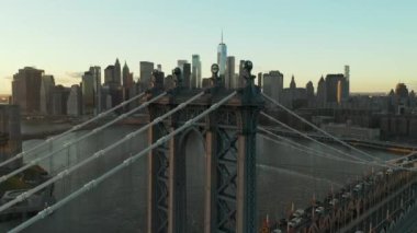 Süspansiyon kulesinin hava görüntüsü ve alacakaranlıkta Manhattan Köprüsü 'nün destek kabloları. Finans Bölgesi 'ndeki şehir merkezindeki gökdelenler. Manhattan, New York City, ABD