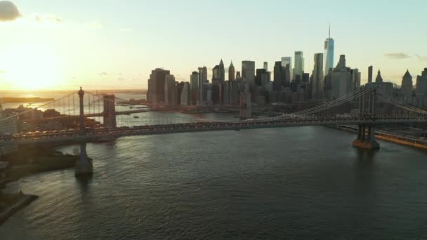 Aerial panoramic view of Manhattan Bridge spanning East River and skyline with modern downtown skyscrapers. Manhattan, New York City, USA — Stock Video