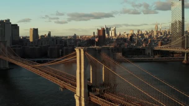 Tung trafik på Brooklyn Bridge oplyst af lys sol. Business skyskrabere i baggrunden. Manhattan, New York City, USA – Stock-video