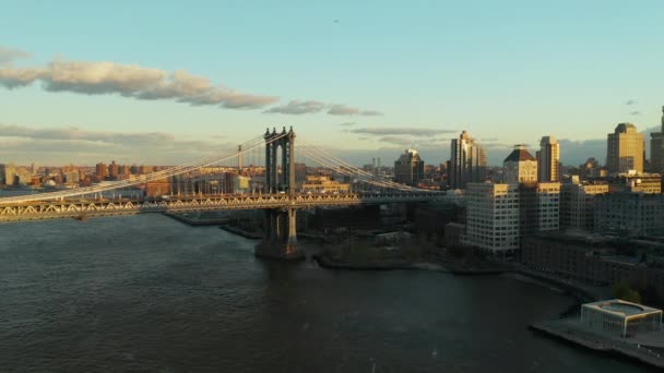 Εμπρός, πετάξτε πάνω από το ποτάμι. Θέα της μεγάλης κυκλοφορίας στη γέφυρα Μανχάταν. Σιγά-σιγά κινείται αυτοκίνητα στο πάνω κατάστρωμα και τρένο ιππασία από κάτω τους. Μπρούκλιν, Νέα Υόρκη, ΗΠΑ — Αρχείο Βίντεο