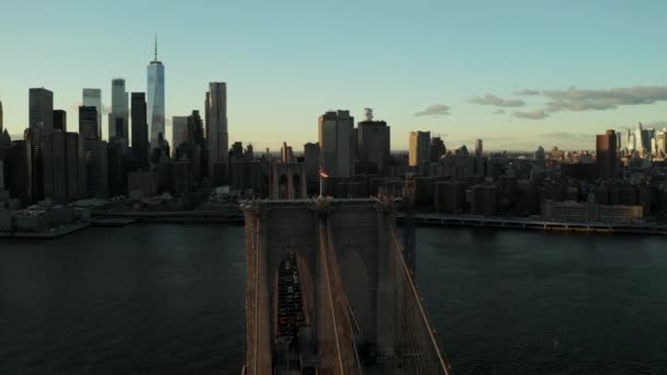 Forwards fly above busy road on Brooklyn Bridge. Modern skyscrapers in Financial district on bank. Manhattan, New York City, USA — Vídeo de Stock