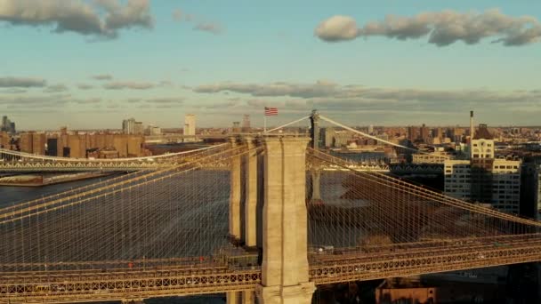 Πολυάσχολος δρόμος που οδηγεί στη γέφυρα πάνω από το ποτάμι. Γέφυρες μεταξύ Μπρούκλιν και Μανχάταν στον ήλιο. Νέα Υόρκη, ΗΠΑ — Αρχείο Βίντεο